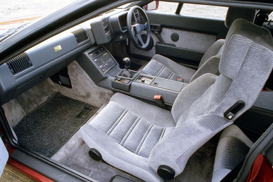 Интерьер Renault Alpine GTA V6 Turbo Le Mans 1990 года  (UK) (фото 2 из 2)